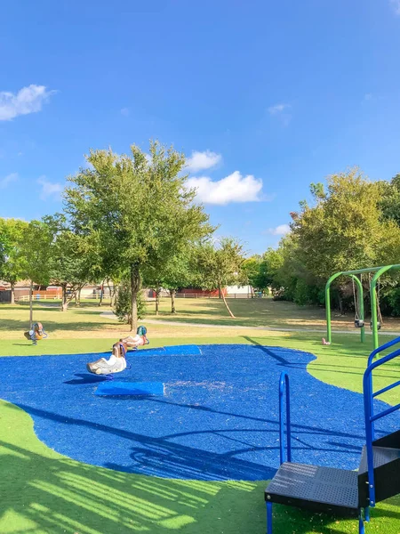 Nagy környéken játszótér mesterséges fű a Flower Mound, Texas, America — Stock Fotó