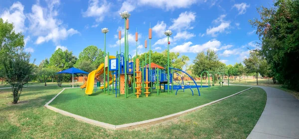 Plac zabaw z widokiem panoramicznym na okolicę z żaglami, sztuczna trawa w Kwiat Kopiec, Teksas, Stany Zjednoczone — Zdjęcie stockowe