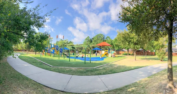 Panoramablick Nachbarschaft Spielplatz mit Sonnenschirm Segel, Kunstrasen in Flower Mound, Texas, Amerika — Stockfoto