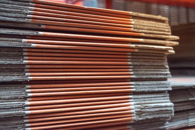 Ağır yük taşıyan büyük kutular, perakende satışta katlanmış karton yığını ev eşyaları için depolama seçeneği, eğri büğrü mukavva kağıtlar, poligrafik arka plan, Dallas, Texas. ABD