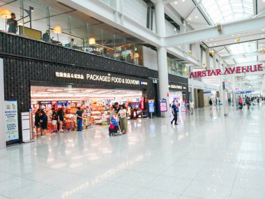 INCHEON, SEOUL-AUG 4, 2025: Incheon Havalimanı 'nda iki dilli tabelası olan paket yiyecek ve hediyelik eşya dükkanı, atıştırmalıklar, hediyeler ve Kore spesiyalleri. Modern perakende mimarisi Havacılık AVENUE 'da yer almaktadır. KR