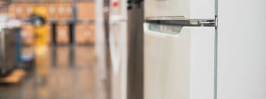 Dallas 'taki araç gereçler mağazasında panorama manzaralı. Fiyat etiketli, parke cilalı. Bulanık arka plan rafları, kutular, depo ayarlarında forklift taşıyıcısı, ev dekorasyonu mağazası. ABD