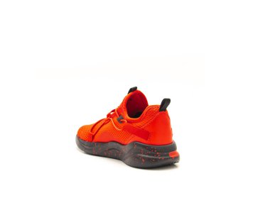 Siyah benekli lastik tabanlı kırmızı çocuk ayakkabısı ve beyaz arka planda izole edilmiş sekmeyi çek. Ağ dokusu, topuk detayı rahatlığı, nefes alabilme kabiliyetini, etkin yürümeye başlayan çocuklar için kolay giyimi vurguluyor. ABD