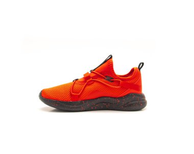 Kırmızı çocuk atletik ayakkabısı, solunabilir ağlı üst kısmı siyah lastik kaplama, ve sekmeyi çek. Beyaz arka planda izole edilmiş yan profil, spor silueti ve bebek dostu tasarımı vurguluyor. ABD