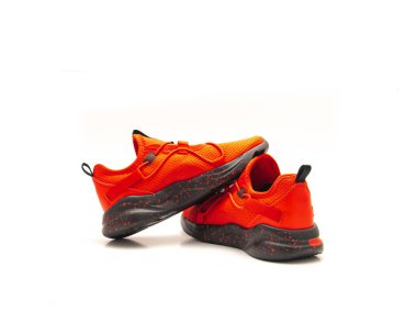 Siyah benekli lastik tabanlı yepyeni kırmızı spor ayakkabılar, beyaza izole edilmiş ağ yükselticiler. Üst üste binen yerleşim derinlik, gerçekçilik, yaşam tarzı, perakende satış ve ürün anlatımı için mükemmel. ABD