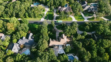 Verimli yeşil orman bölgesinde özel yüzme havuzları olan dikey gökyüzü evleri. Ağaç tepe örtüsü ve geniş bahçeler, Lantana, Teksas 'taki varlıklı banliyö planlama ve açık hava yaşam tarzını yansıtıyor. ABD