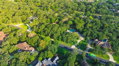 Verimli yeşil orman bölgesinde özel yüzme havuzları olan dikey gökyüzü evleri. Ağaç tepe örtüsü ve geniş bahçeler, Lantana, Teksas 'taki varlıklı banliyö planlama ve açık hava yaşam tarzını yansıtıyor. ABD