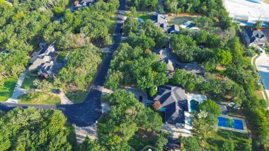 Lantana, lüks evleri, yeni inşaatı, boş araziyi ve Dallas Fort Worth Metroplex 'te bir okul bölgesini gösteren büyük planlı bir topluluk. Katmanlı büyüme ve aile odaklı tasarım. ABD