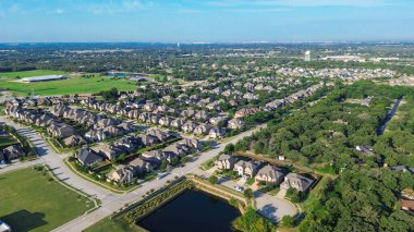 Lantana, Teksas 'ta banliyö evleri, önde gelen su kulesi ve yemyeşil alanları olan büyük, otlak, boş bir arazi. Altyapıyı ve gelecekteki kalkınma potansiyelini vurguluyor. ABD