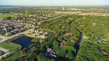 Lantana, Teksas 'ta büyük bir şehir planlama merkezi, gölet etrafında yeni inşaat evleri, yemyeşil ağaç ormanlarında yuva yapmış büyük malikane tarzı evler. İmar çeşitliliğini ön plana çıkarıyor. ABD