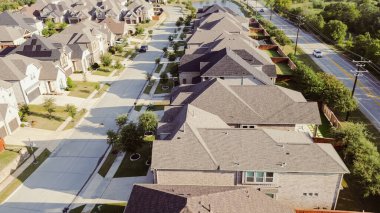 New development neighborhood with future expansion along FM 407 local highway in Lantana Water District, Denton County Texas, two story suburban homes, scenic pond, greenbelt nature reserved. USA