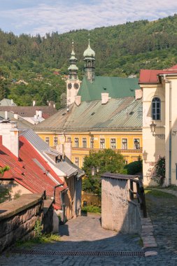 tarihi kent merkezi Slovakya Banska Stiavnica Arnavut kaldırımlı sokakta