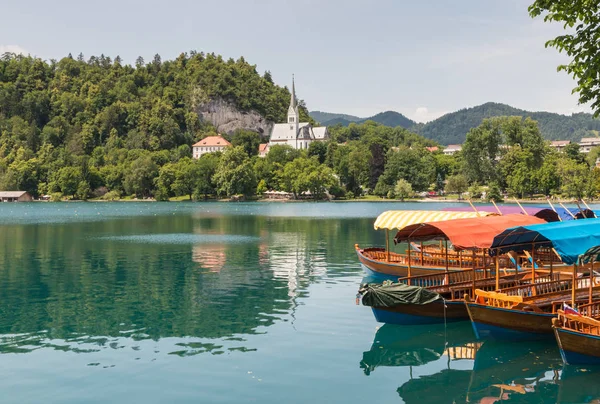 Kleurrijke Boten Aangemeerd Het Meer Van Bled Slovenië — Stockfoto