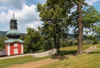 Banska Stiavnica, Slovakya geç Barok calvary de büyüyen ağaçlar kireç