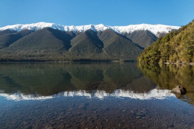 Göl Rotoiti ile Saint Arnaud dağ silsilesi kış, Yeni Zelanda