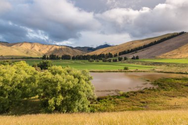 dramatik gökyüzü yukarıda Wither Hills ve Taylor Baraj Gölü yakınındaki Blenheim, South Island, Yeni Zelanda