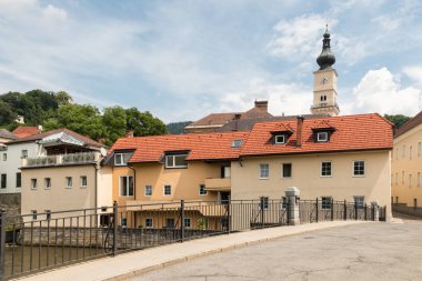 St. Mark Kilisesi Wolfsberg Town, Avusturya ile Lavant Nehri üzerinde köprü