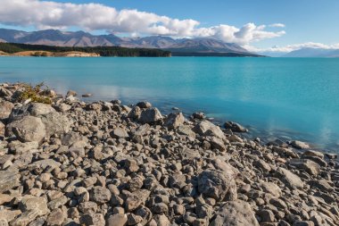 Mount Cook Milli Parkı yakınlarındaki Mackenzie Havzası'ndaki Pukaki Gölü, Güney Adası, Yeni Zelanda