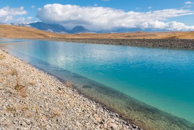 Güney Alpleri ve Tekapo kanalı, Güney Adası, Yeni Zelanda dağ sırası üzerinde fırtınalı bulutlar