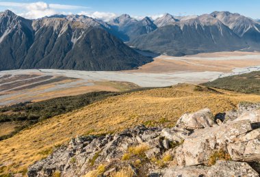 Arthur's Pass Milli Parkı çimenli ovaların havadan görünümü, Güney Alpleri, Yeni Zelanda