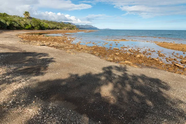 Písečná Pláž Nedaleko Švestka Východním Pobřeží Nové Kaledonie Při Nízkém — Stock fotografie
