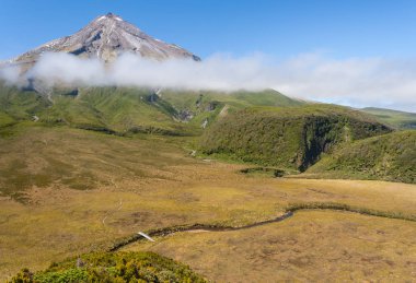 Egmont Ulusal Parkı Taranaki Dağı yakınlarındaki antik bataklık havadan görünümü, Kuzey Adası, Yeni Zelanda