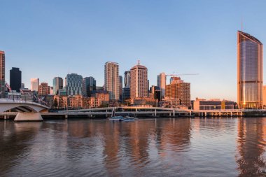 Brisbane, Avustralya - 15 Mayıs 2017: Brisbane şehir merkezi rıhtımı ve gün batımında ufuk çizgisi