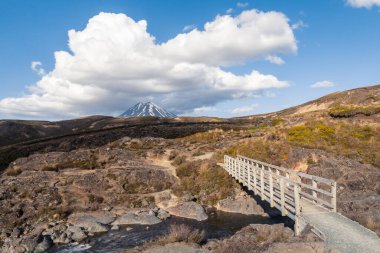 Tongariro Ulusal Parkı, Yeni Zelanda 'daki Ngauruhoe Dağı' nın yanındaki ahşap köprü.