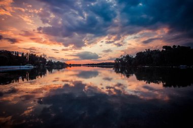 Gün batımı göl manzara, nehir
