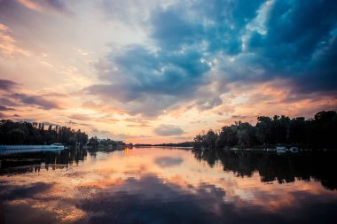 Gün batımı göl manzara, nehir
