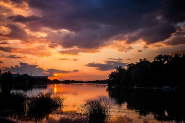 Gün batımı göl manzara, nehir