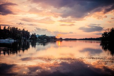 Gün batımı göl manzara, nehir