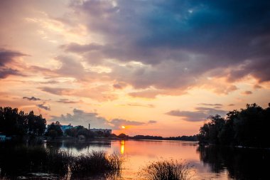 Gün batımı göl manzara, nehir