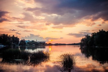 Gün batımı göl manzara, nehir