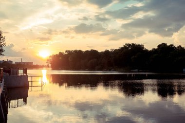 Gün batımı göl manzara, nehir