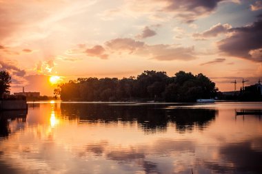 Gün batımı göl manzara, nehir