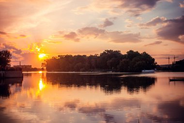 Gün batımı göl manzara, nehir