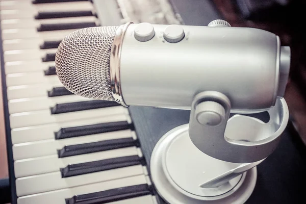 Microfone Num Estúdio Gravação — Fotografia de Stock