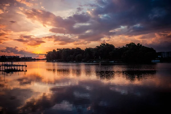 Gün batımı göl manzara, nehir