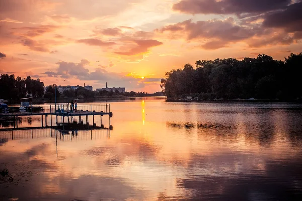Gün batımı göl manzara, nehir