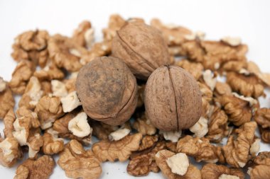 ceviz çekirdeği ve ceviz.