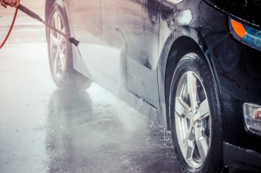 Araba yıkama. Yüksek basınçlı su kullanarak araba temizleme.