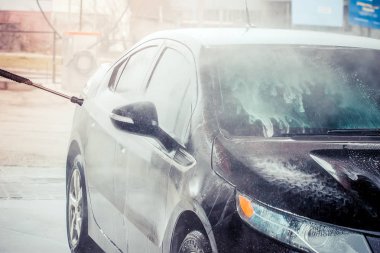Araba yıkama. Yüksek basınçlı su kullanarak araba temizleme.