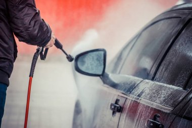 Araba yıkama. Yüksek basınçlı su kullanarak araba temizleme.