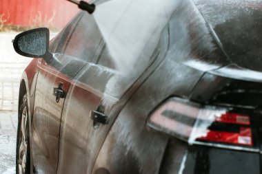 Araba yıkama. Yüksek basınçlı su kullanarak araba temizleme.