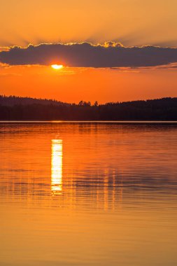 Finlandiya'da renkli günbatımı manzara