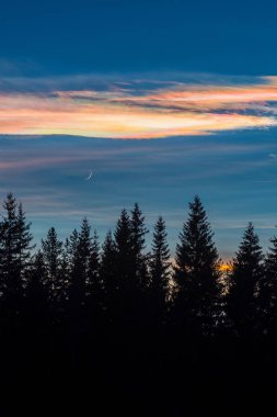 Akşam manzara bulutlarda parlayan