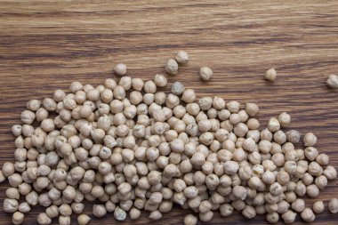 bir ahşap plaka doğal organik fasulye ham organik nohut