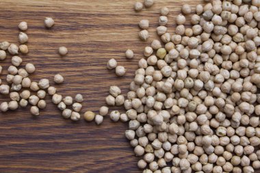 bir ahşap plaka doğal organik fasulye ham organik nohut