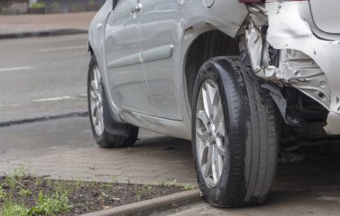 Araba kazadan sonra tamponunda hasar var.
